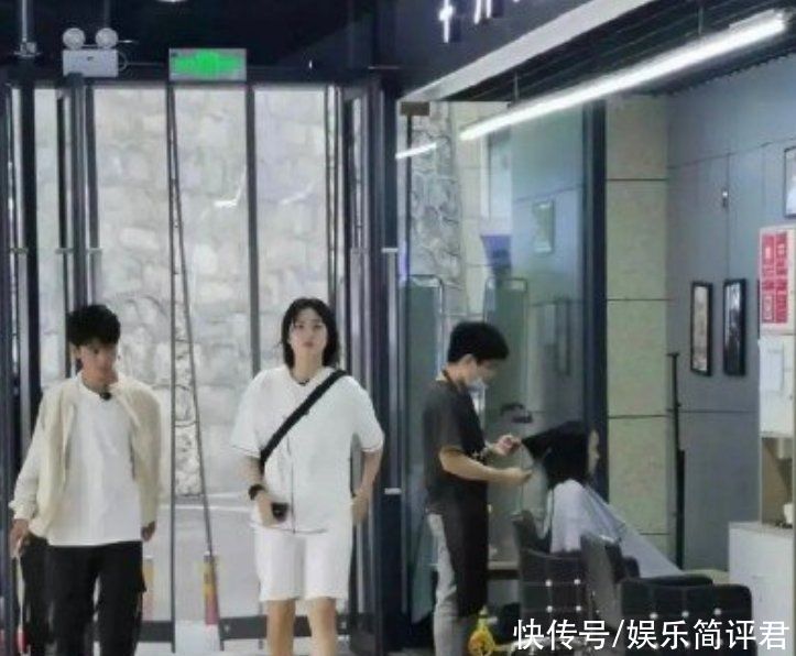 真一個(gè)人|同是和丁真一起逛街，周也姚安娜態(tài)度差太多，一個(gè)細(xì)節(jié)瞬間路轉(zhuǎn)粉