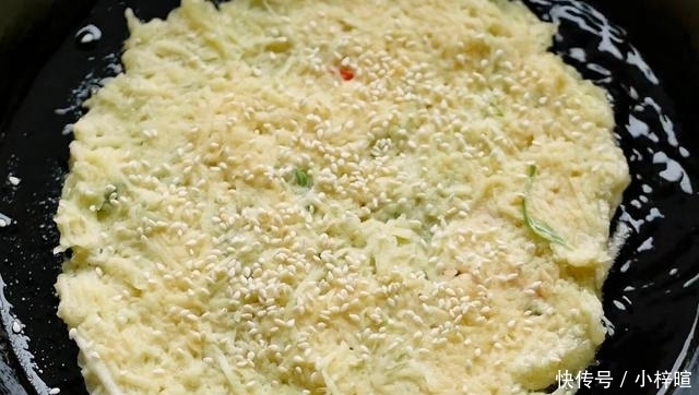 早餐|土豆丝不要炒菜啦,一搅一拌做成早餐饼,焦香酥脆,5分钟出锅