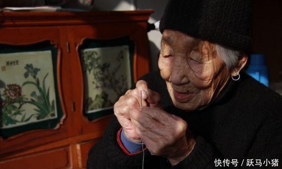 长寿|100多岁老人,“眼不花、耳不聋”身体健壮,长寿秘诀两杯水