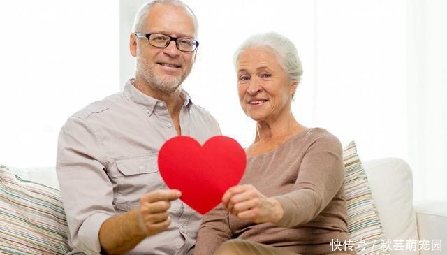 什么时间刷牙，泡脚，散步洗澡好？老年人养生，把握4个黄金时间