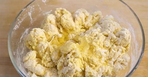 面粉别蒸馒头了，加3个鸡蛋，蓬松拉丝，孩子爱不释手，太香了