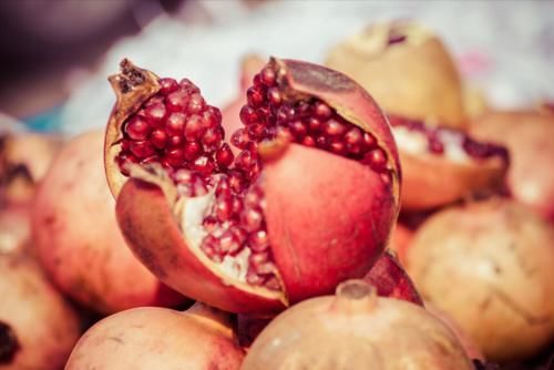 成熟度|秋天吃石榴好处多,买石榴别专挑大的,牢记3个要点,鲜甜又多汁