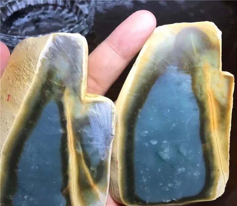 雕刻|小伙买下翡翠原石,切开后欲哭无泪,成品却美丽动人