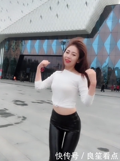 广场|街拍:紧身皮裤小姐姐,在广场跳舞秀身材,魅力曲线凹凸迷人