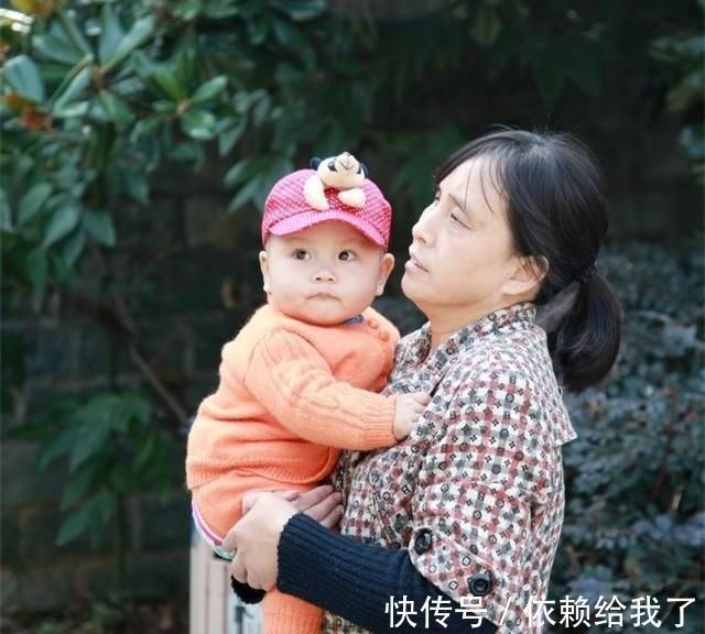 老人|老一辈带娃才放心?新一代“假带娃”出现,别把孩子一生给毁了
