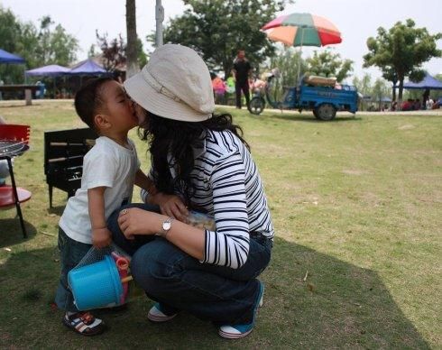 小手|宝宝有种“示爱”叫磨人，挺讨厌的但却是真爱，宝妈可别暴力制止