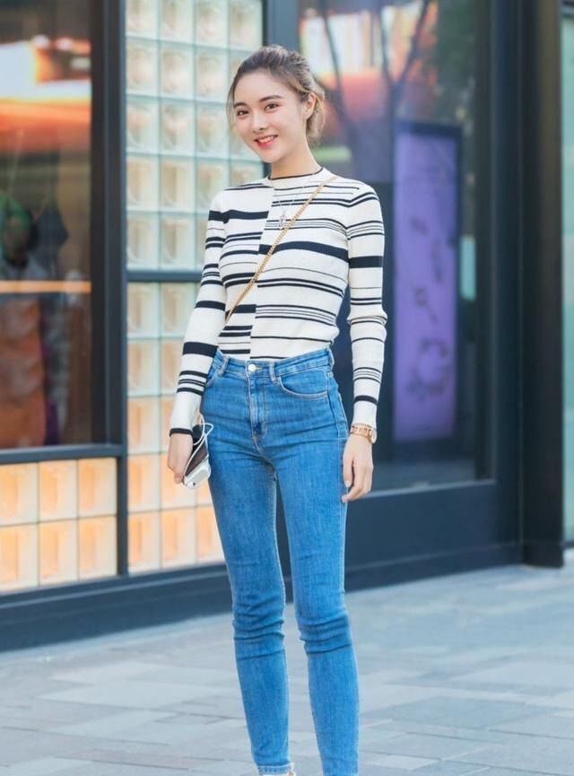 街拍:干练时尚的美女丰腴有致,优雅温馨中透着女神小性感