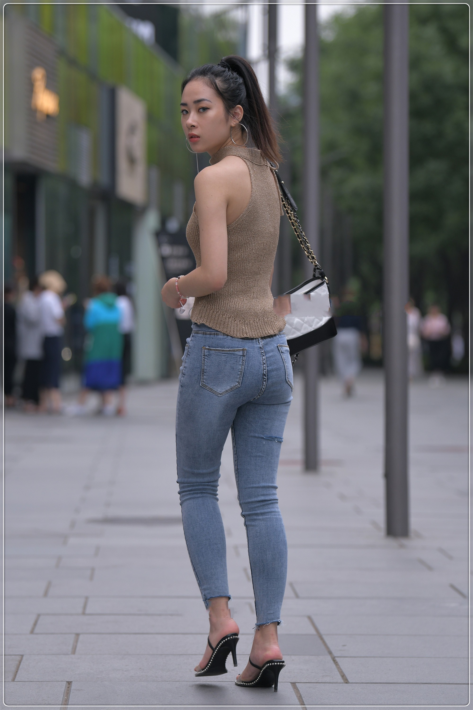 吊带|挂脖针织吊带搭配牛仔裤,时尚减龄,穿出时髦感