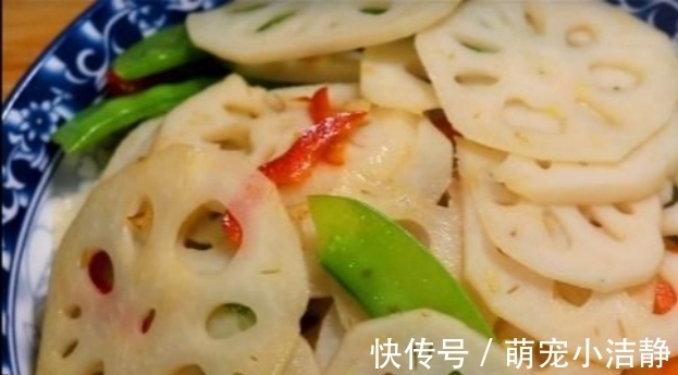 莲藕一焯水就变黑？大厨：牢记一招，保证藕片白净爽脆，更入味