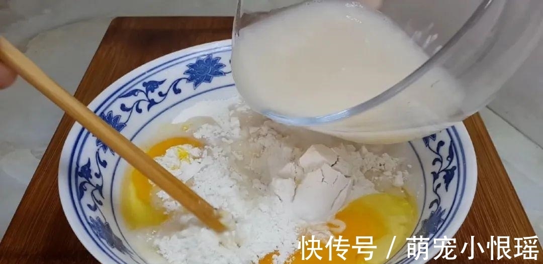 面粉别蒸馒头了,加2个鸡蛋,外皮焦脆不油腻,学会都能摆摊了