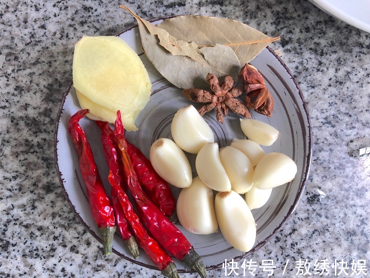 自制|自制香辣蒜香鸡爪,软糯入味,色泽诱人,好吃到舔手指