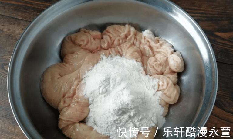 清洗猪大肠有妙招，巧加“两个料”，洗得快又干净，猪大肠不臭了