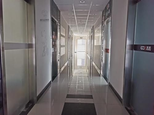 德阳|钢铁般意志的德阳打工人，在五洲广场打工比在汇通大厦更尊贵？