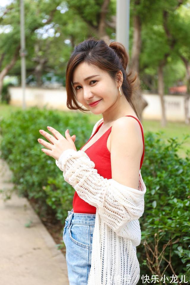 吊带背心|红色吊带背心搭配牛仔短裙，休闲又帅气十足