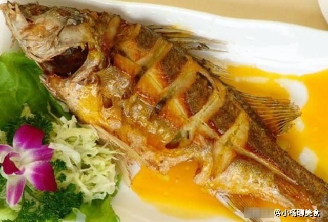 煎鱼时，冷油下锅好还是热油下锅好？记住这步，鱼皮不破不粘锅