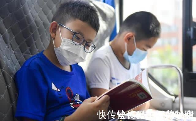 世界视力报告|不让玩手机,就不会近视?孩子4个用眼坏习惯,看书也能近视