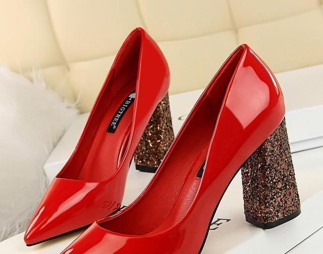 鞋型|矮个子不一定非要穿高跟鞋,今年流行这3双显高鞋,不累脚还时髦