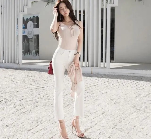 牛仔裤 时尚成熟的牛仔裤搭配,衬托小姐姐曼妙身材,太美了!