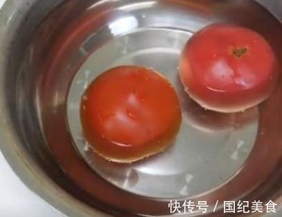 西红柿去皮最忌用开水烫，教你2个小妙招，快速去皮营养不流失！