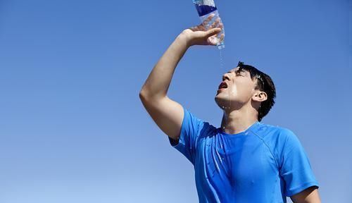 发育不良|为何有人不动都出汗，有人再热也不出汗，老中医告诉你哪种更健康