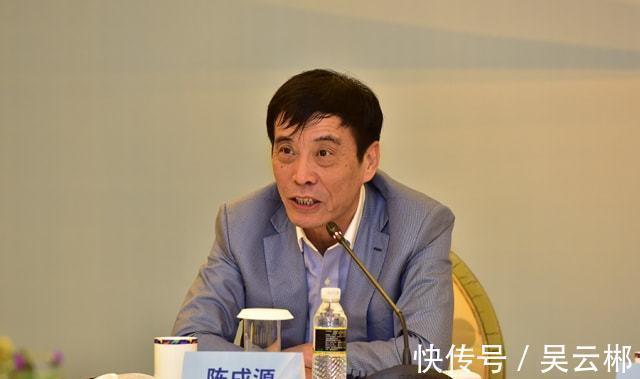 足协|不惧下课声!65岁陈戌源陪国足西征,力挺李铁,目标是拿4分