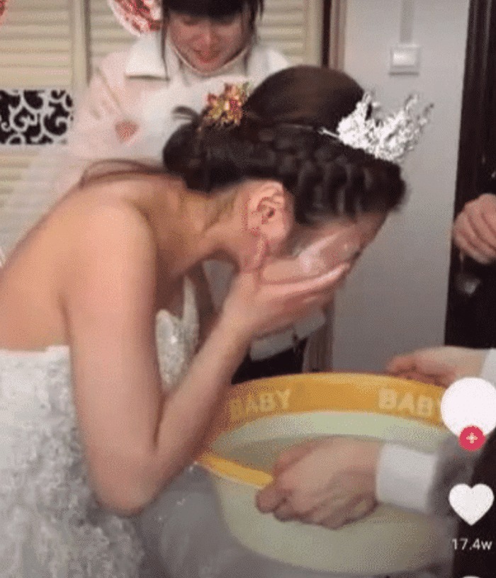 卸妆 “素颜新娘”火了,嫌弃妆容现场卸妆,网友:美不美只需一盆水!