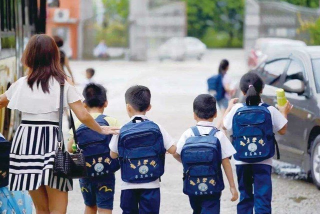 放学|“睡衣妈妈”接孩子放学火了,坚持自我拒悔改:我有穿衣自由