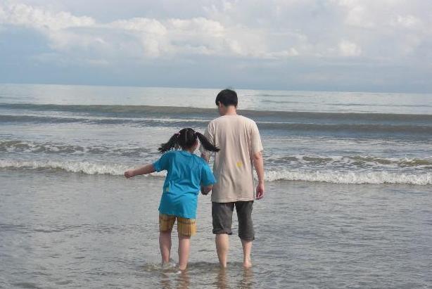 女儿|“爸,我怀孕了”女儿给爸爸发短信,宝爸的回复绝了是亲爹无疑