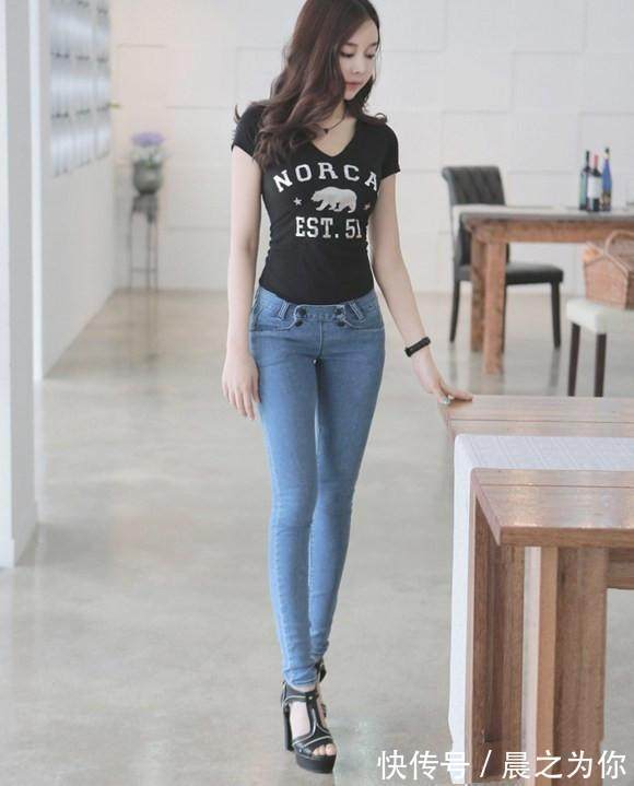 曼妙 简单舒适的牛仔裤,尽显时尚美女的曼妙身姿,突显出女神气质!
