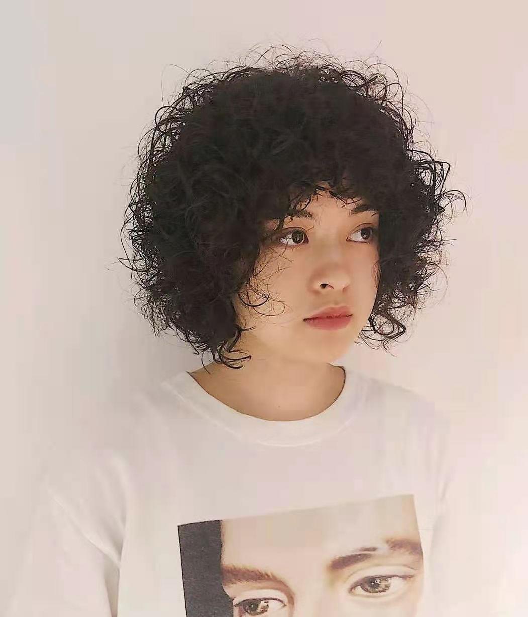 头发|羊毛卷已经不香了,“妈妈卷”悄然兴起,时髦的女生已经领先一步