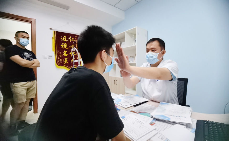 聊城|聊城：高考后准大学生扎堆摘镜，近视矫正手术迎来高峰