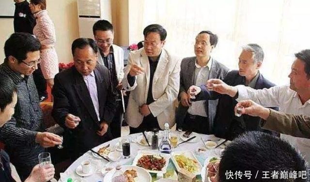 喝酒|酒桌上,情商越低的人,这3句话说得最多,来看看你中了几条