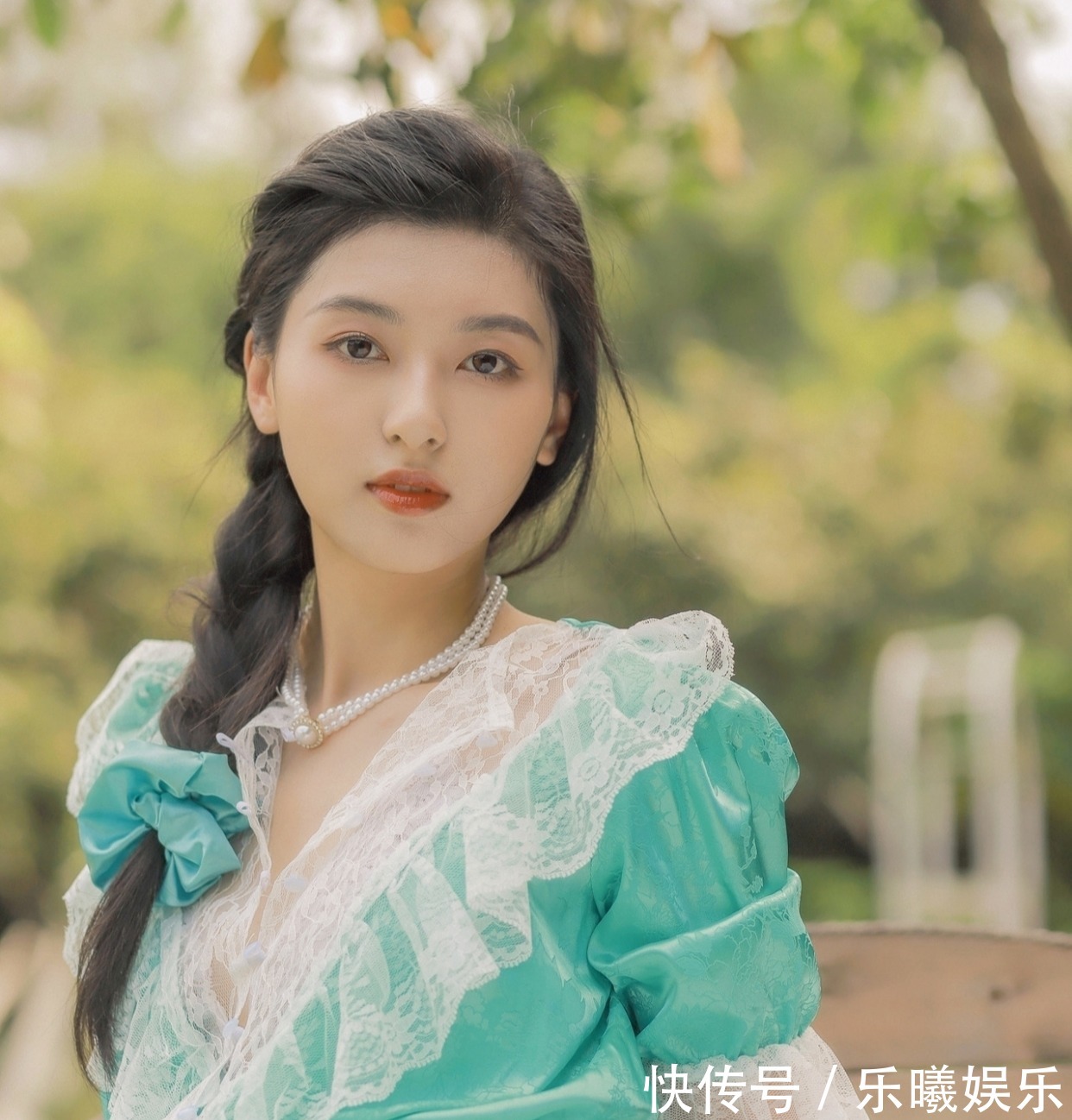 秋山明!秋风清·词:闲吟乘客舟。浓浓秋韵人堪爱,几多苦恼空烦忧