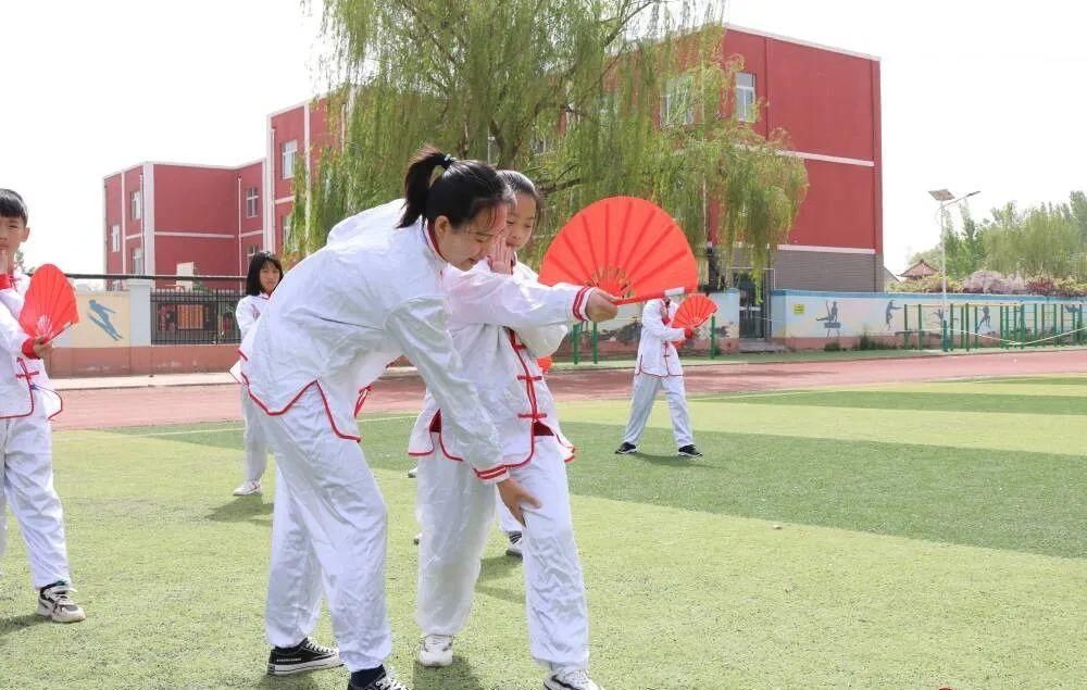 宁津县龙槐小学：课间练练拳 养身又养心