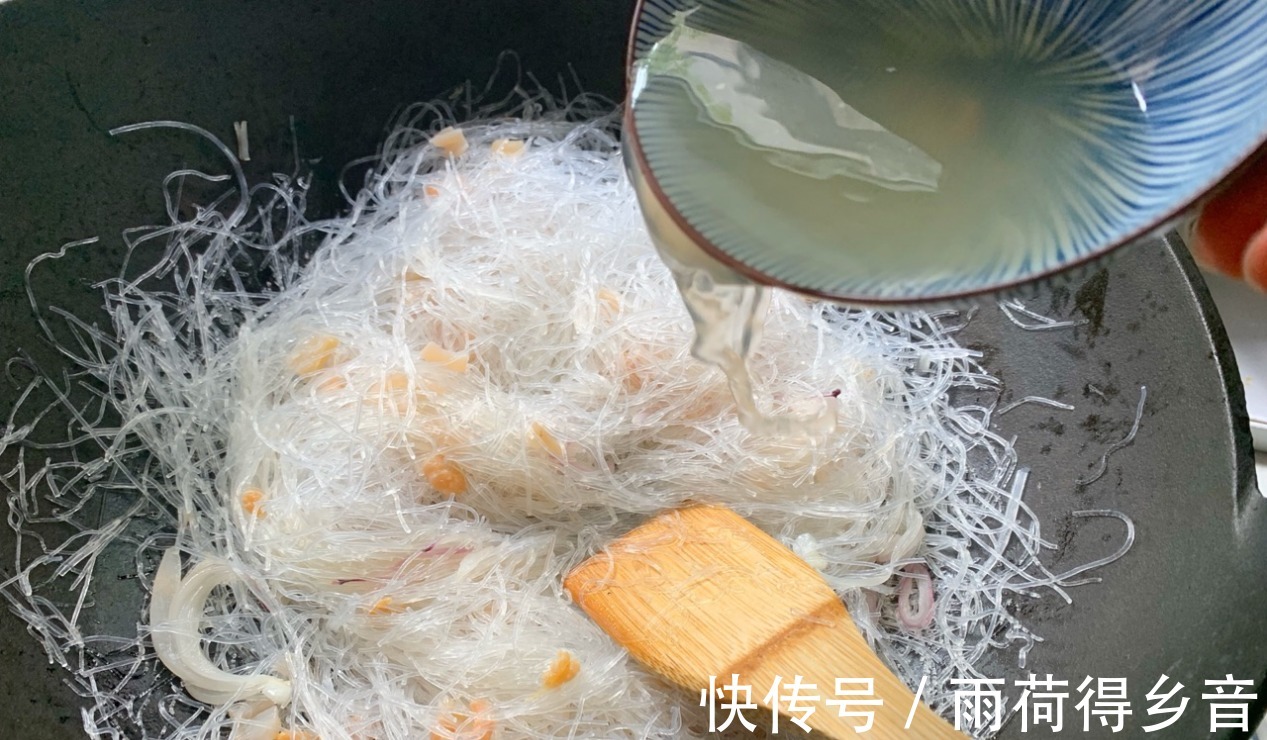 海鲜搭配粉丝一起烹饪，味道太赞了，大人孩子都说好吃！