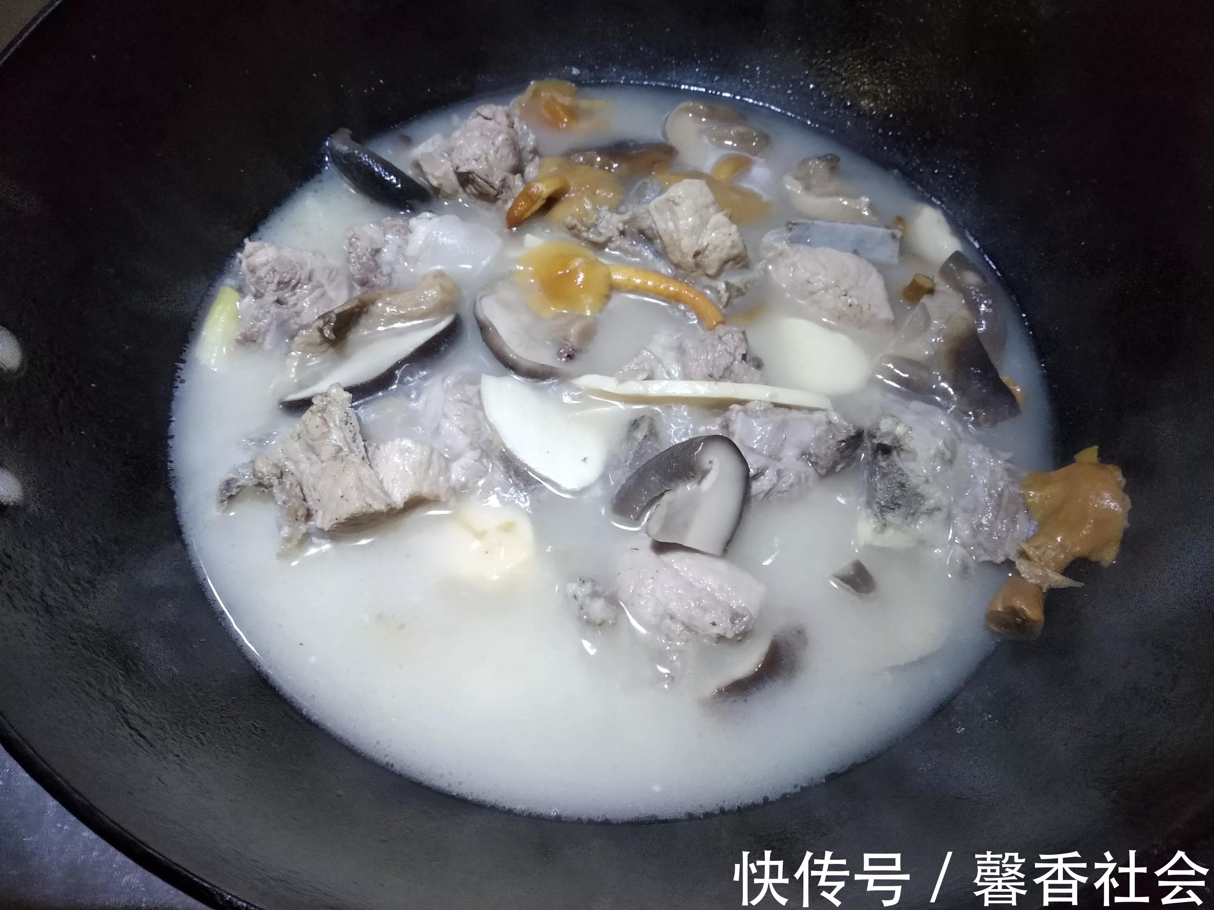 窍门|烀猪肉煮排骨，记住“3不放2窍门”，肉香味浓无腥味，瘦肉还不柴