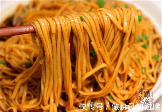 面条|面条这样做，连吃一个月都不腻，几分钟就出锅，一大盘都不够吃