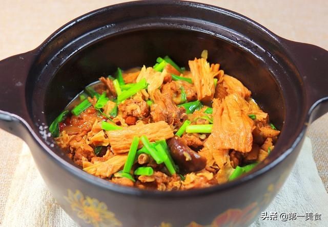腐竹|鸭肉怎么焖才好吃？厨师长教你做法，出锅鲜香四溢，鲜嫩入味