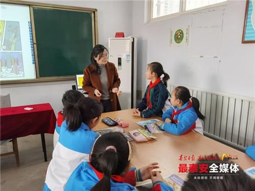 泰山学院教师赴岱岳区大河学校开展双语教学