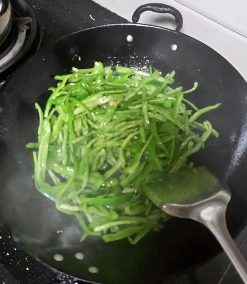 青椒炒鸡蛋很多人第一步就错了,教你几个小技巧,青椒鲜香超下饭