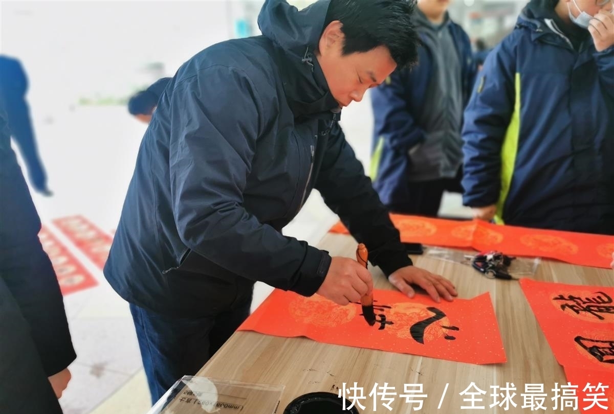 武汉市蔡甸区汉阳一中!迎新春送祝福,汉阳一中书法社团写春联赠师生