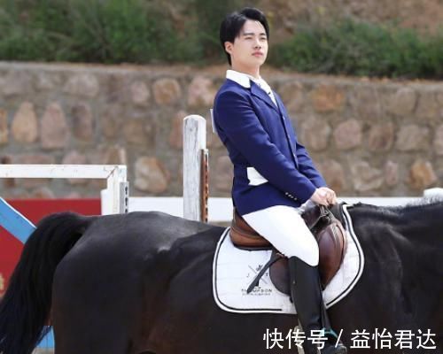 郭麒麟成綜藝大咖，誰注意他的第一條微博？14歲少班主的傲嬌