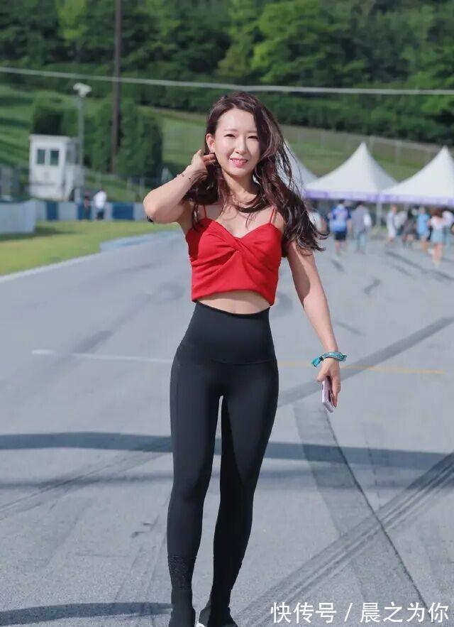 运动风 会穿搭的美女,瑜伽裤也能打造出时髦感,有型又好看