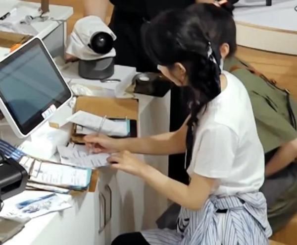 都说赵丽颖学历低？当注意她抄写的菜单后，才知道什么叫隐藏学霸