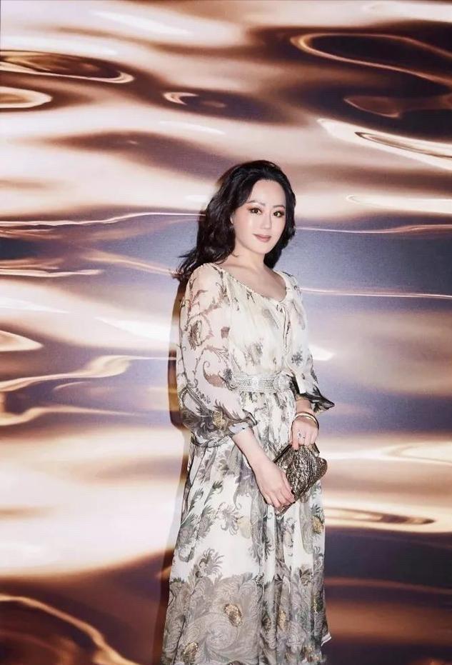 穿搭|章小蕙才是“人间富贵花”!穿香槟色亮钻长裙超有阔太气质,超美