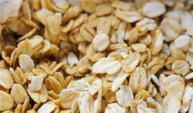 麦片不仅能冲泡,放入两个鸡蛋做成饼,早餐吃它健康又美味