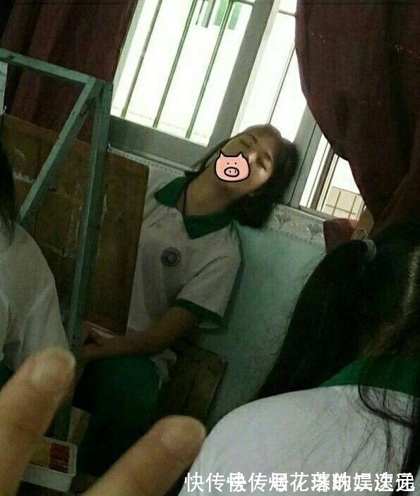 |大学时代的搞笑睡姿:睡觉能用口水把裤子洗了,堪称睡神,太逗了