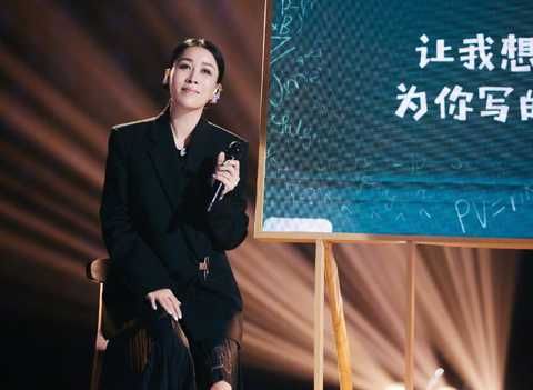 那英带女儿在伦敦买奢侈品，被指嗓门大态度凶，女儿家教严格乖巧安静