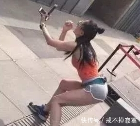 拍照|妹子，你心可真大啊，在大街上呢，那样的拍照姿势就不觉得尴尬吗