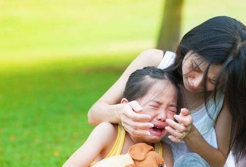 引导|孩子不顺心就哭闹？心理专家：“情绪脑”发育的表现